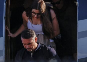 Flávio Bolsonaro chega aos Estados Unidos depois de fugir do Brasil
