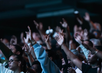 80 mil cristãos se reúnem para orar em estádio nos EUA: ‘O Rei está voltando’