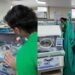 Coral canta louvor para bebês recém-nascidos em UTI Neonatal
