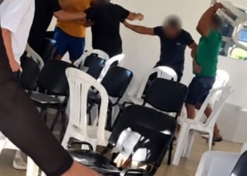 Grupo invade igreja, agride fiéis com cadeiras e ameaça matar pastor em SP