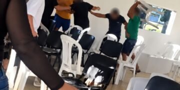 Grupo invade igreja, agride fiéis com cadeiras e ameaça matar pastor em SP
