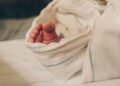 Holanda faz eutanásia em bebê de 1 ano com doença grave: “É abominável”