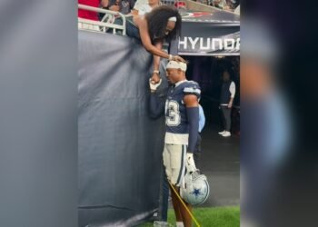 Mãe ora pelo filho jogador durante jogo da NFL