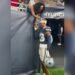 Mãe ora pelo filho jogador durante jogo da NFL