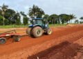 Serviços de terraplanagem são executados pelo governo de RO na RO-494, em Primavera de Rondônia