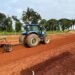 Serviços de terraplanagem são executados pelo governo de RO na RO-494, em Primavera de Rondônia