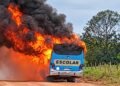 Ônibus escolar é tomado pelo fogo em Candeias do Jamari