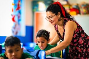 Na educação, o pacote prevê a atualização de 5,4% do piso salarial do magistério municipal na carreira