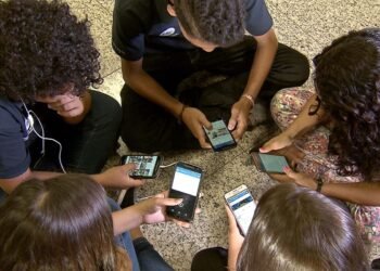 Pesquisa mostra que 82% são contra crianças de até 3 anos com celular