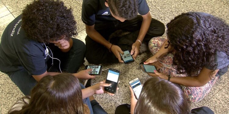 Pesquisa mostra que 82% são contra crianças de até 3 anos com celular