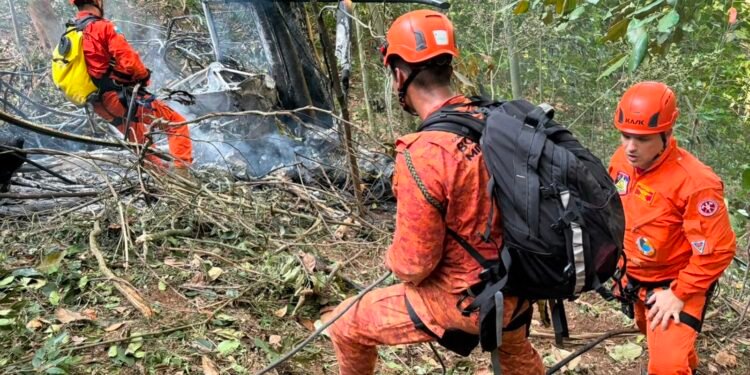 Justiça bloqueia bens de empresa por queda de helicóptero, no Rio