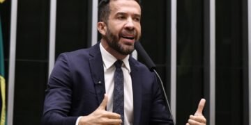 Deputado André Janones é internado com arritmia em São Paulo