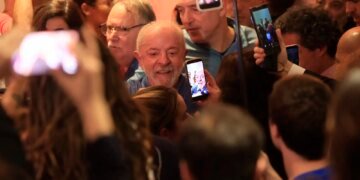 Lula agradece votos e diz que teve de vencer intromissão vinda de fora
