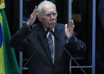 José Sarney é internado em UTI após procedimento abdominal