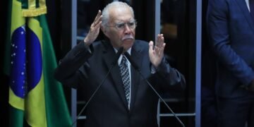 José Sarney é internado em UTI após procedimento abdominal