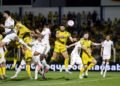 Com um a mais, Mirassol vence e complica Internacional no Brasileirão