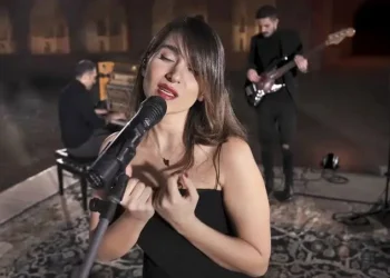 Iraniana condenada a 74 chibatadas por cantar sem hijab
