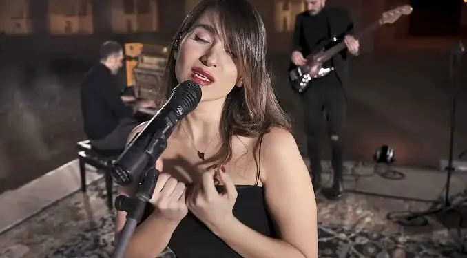 Iraniana condenada a 74 chibatadas por cantar sem hijab