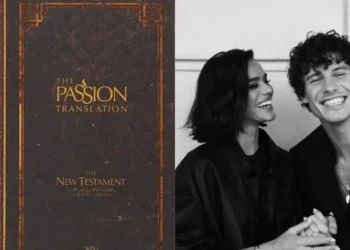 Bruna Marquezine carrega Bíblia presenteada por Shawn Mendes
