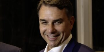 Flávio Bolsonaro supera votação do pai no 1º turno de 2026