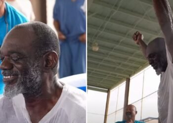 Homem é batizado após 4 anos de espera em prisão nos EUA