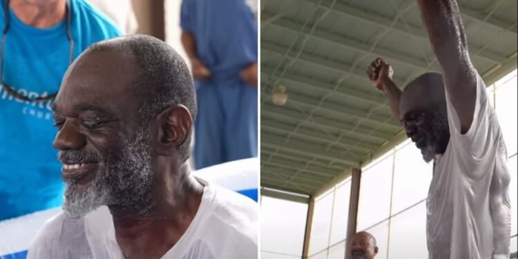 Homem é batizado após 4 anos de espera em prisão nos EUA