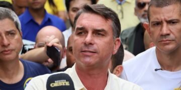 Flávio Bolsonaro afirma ter apoio para mudar a Constituição