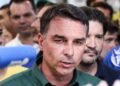 Flávio Bolsonaro desmente rumores sobre programas sociais