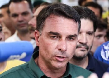 Flávio Bolsonaro desmente rumores sobre programas sociais