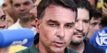 Flávio Bolsonaro desmente rumores sobre programas sociais