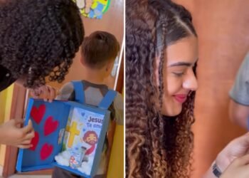 Menino evangeliza na escola com mochila de Jesus