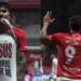 Gastón Verón prega Jesus após gol com mensagem em camiseta