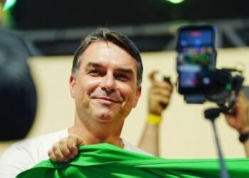 Flávio Bolsonaro promete manter reajustes de aposentadorias