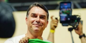 Flávio Bolsonaro promete manter reajustes de aposentadorias