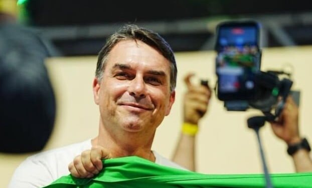 Flávio Bolsonaro promete manter reajustes de aposentadorias