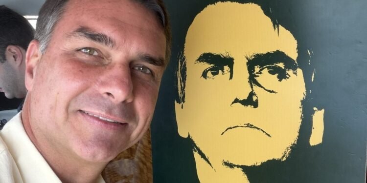 Flávio Bolsonaro propõe PEC para barrar parentes na Presidência