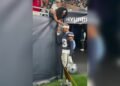 Mãe emociona ao orar pelo filho jogador durante jogo da NFL