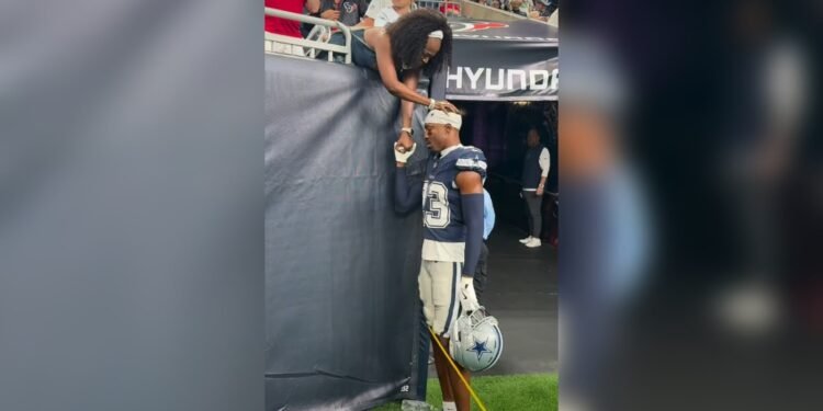 Mãe emociona ao orar pelo filho jogador durante jogo da NFL