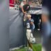 Mãe emociona ao orar pelo filho jogador durante jogo da NFL