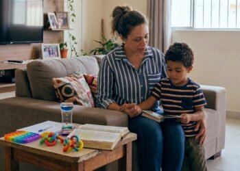 Livro oferece apoio a mães de crianças neurodivergentes