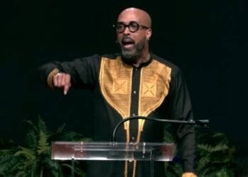 Pastor acusado de enviar dinheiro a mulher em caso polêmico