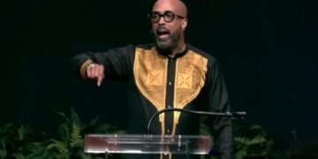 Pastor acusado de enviar dinheiro a mulher em caso polêmico