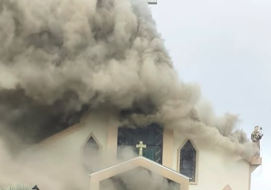 Incêndio destrói a Igreja Matriz de Treze de Maio (SC)