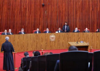 Ministros do TSE são acusados de favorecer Lula em decisões