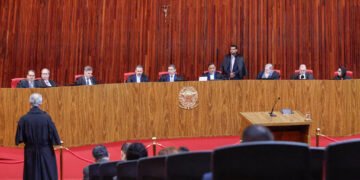 Ministros do TSE são acusados de favorecer Lula em decisões
