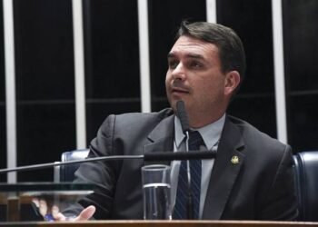 Campanha de Flávio Bolsonaro acusa Janones de apagar mensagens