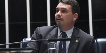 Campanha de Flávio Bolsonaro acusa Janones de apagar mensagens