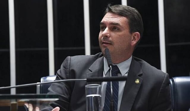 Campanha de Flávio Bolsonaro acusa Janones de apagar mensagens