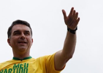 Flávio Bolsonaro promete revogar mil normas federais