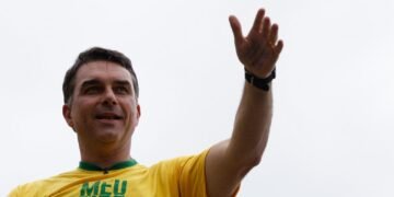 Flávio Bolsonaro promete revogar mil normas federais